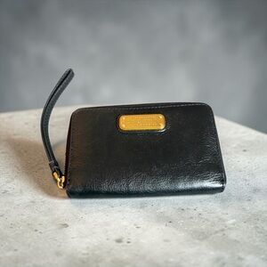 MARC JACOBS LEATHER WALLET WITH WRISTLET STRAP – GOLD TONE HARDWARE